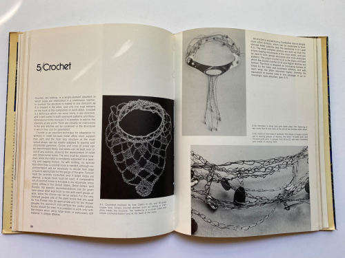TEXTILE TECHNIQUES IN METAL : For Jewellers, Sculptors, and Textile Artists Fisch, Arline M.