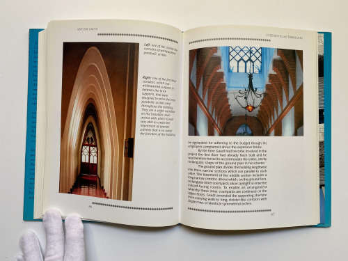 Antoni Gaudi (Chaucer Library of Art) by Derek Avery
