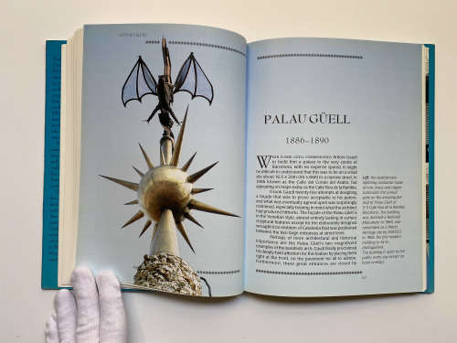 Antoni Gaudi (Chaucer Library of Art) by Derek Avery