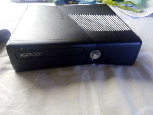 *** Xbox 360 Slim 250 Gig and two games two controllers ( 1 Gold Edition )