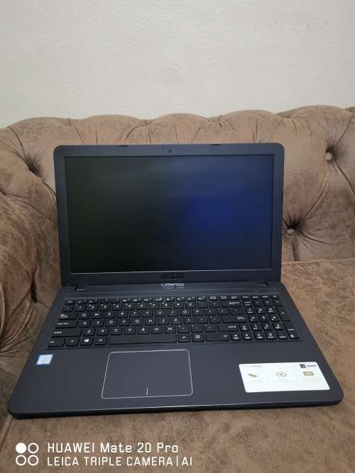 ***BOXED MINT*** ASUS i5 8th GEN QUAD-CORE// 4 GB RAM// 500 GB SATA DRIVE