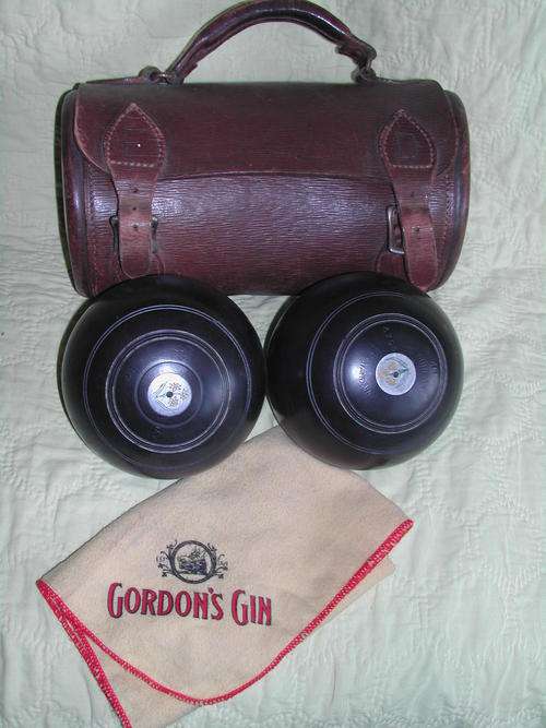 2 Bowls in Leather Bag.