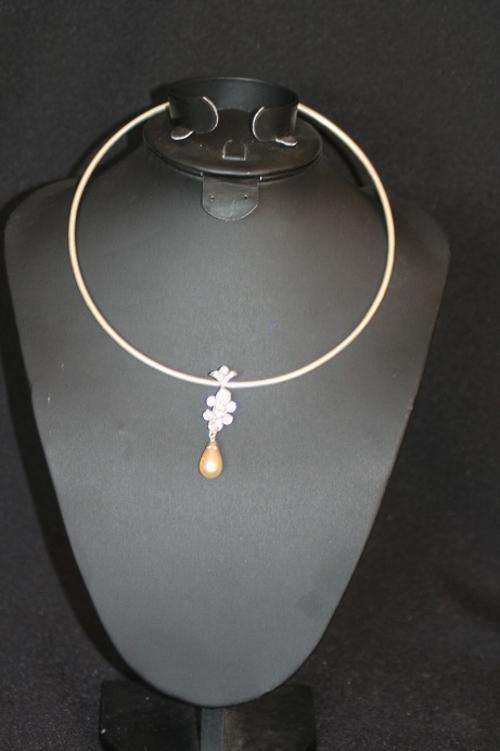 HOOP NECKLACE WITH PEARL PENDENT (COSTUM)