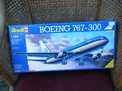 REVELL-BOEING 767-300-1:144 SCALE-PARTS SEALED