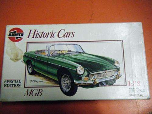 MGB-HISTORIC CARS-SEMI BUILT-40%-BY AIRFIX-1:32 SCALE-SLIGHT BOX DAMAGE-KIT COMPLETE
