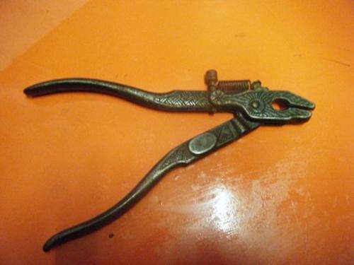 PLIER LIKE TOOL-SECONDHAND-AHREMIS GOODLINE-LOOKS VERY OLD