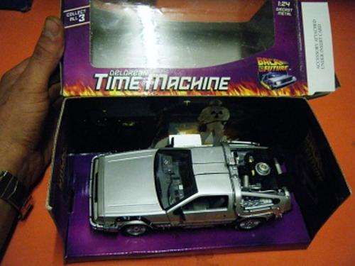 DELOREAN TIME MACHINE-BACK TO THE FUTURE-BY WELLY-1:24 SCALE-AWESOME MODEL-WITH BOX