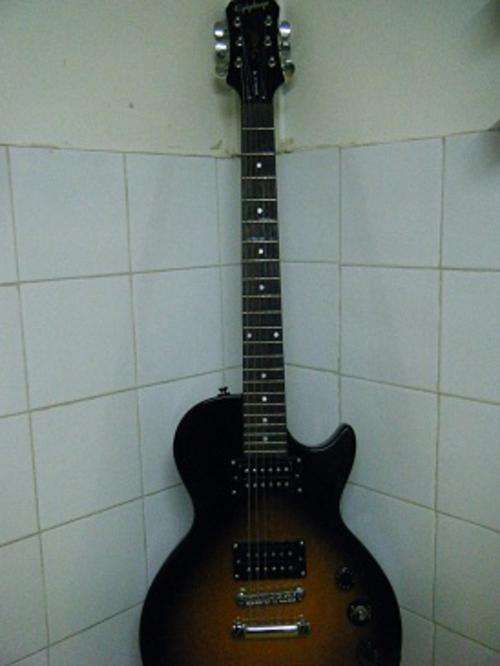 GIBSON EPIPHONE ELECTRIC GUITAR-IN MINT CONDITION