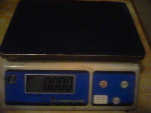 FW WEIGHING SCALE-FULLY ELECTRONIC-RECHARGABLE-LIKE NEW-MAX=30KG-MIN= 1g