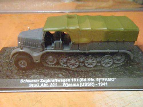 SCHWERER ZUGKRAFTWAGEN 18t-DeAgostini-1/72 SCALE-IN DISPLAY CASE