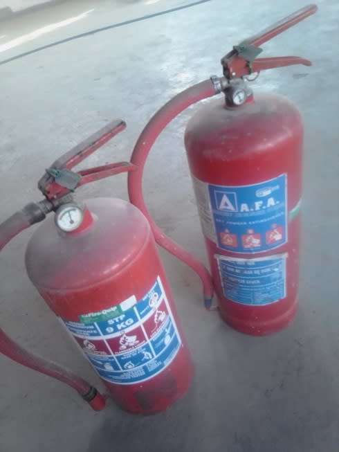 2x 9KG FIRE EXTINUISHERTS FULLY CHARGED