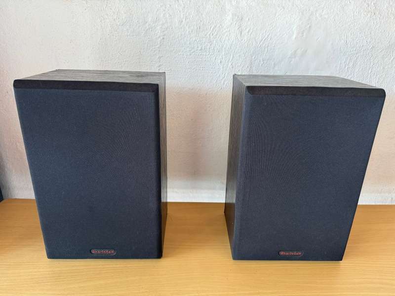 Wharfdale bookshelf speakers !!! OLD SKOOL !!! BARGAIN !!!