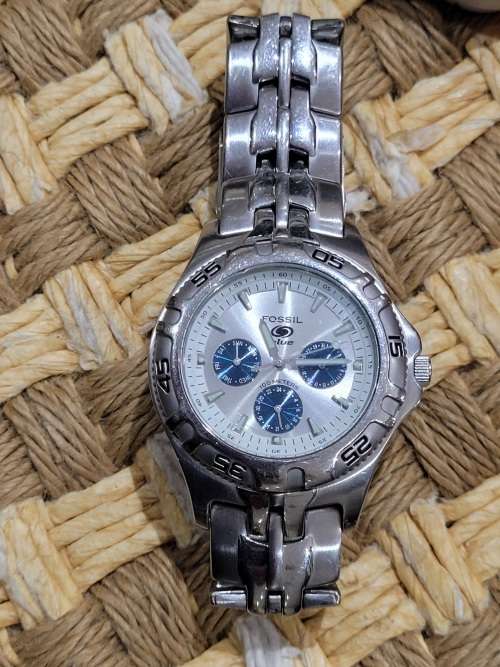 Sought After Fossil Blue man`s watch in original tin !
