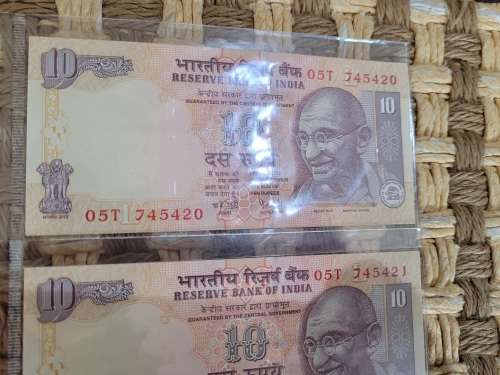 Great Find ! 3 x Uncirculated, Sequential India Ghandi 10 Rupees banknotes !