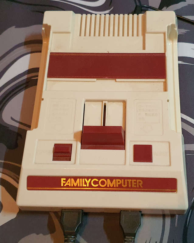 Family Computer modern reproduction with built in games and extra cartridge (Family computer clone)