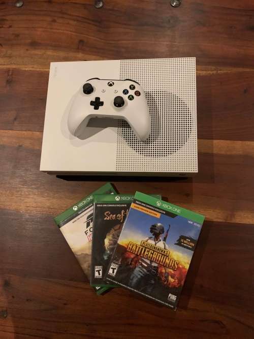 Xbox One S 1TB + 1 Controller + 3 Games