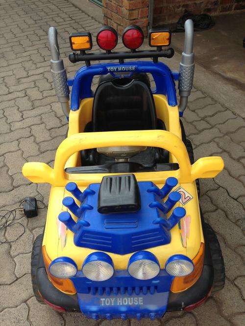 Battery operated car for boys - good condition