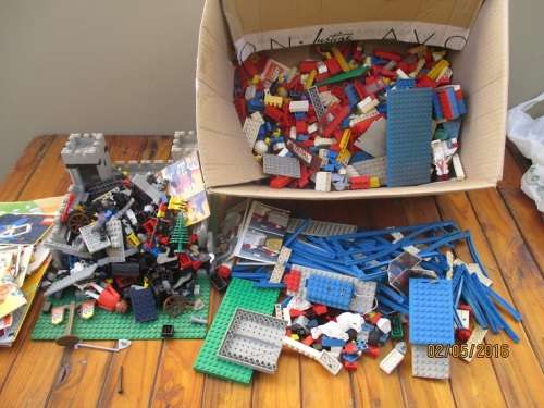 LARGE VINTAGE LEGO COLLECTION NO COMPLETE SETS. INCLUDES VINTAGE TRAIN