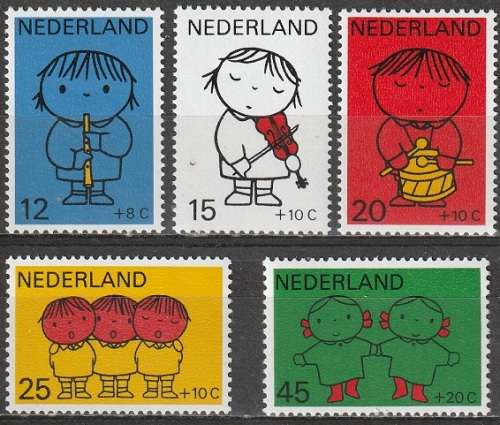 NETHERLANDS 1969 Child Care CV R137.50 UMM SET SG1097-1101