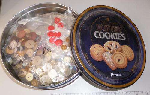 COOKIE TIN WIT BUTTONS