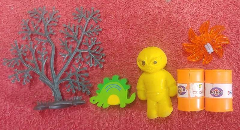 SELECTION OF SMALL TOYS IN GOOD CONDITION