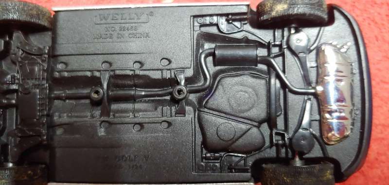 VW GOLF 5  1:24 DRIVERS SIDE WINDOW DAMAGED