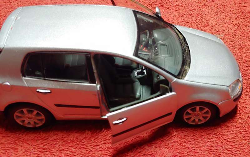 VW GOLF 5  1:24 DRIVERS SIDE WINDOW DAMAGED