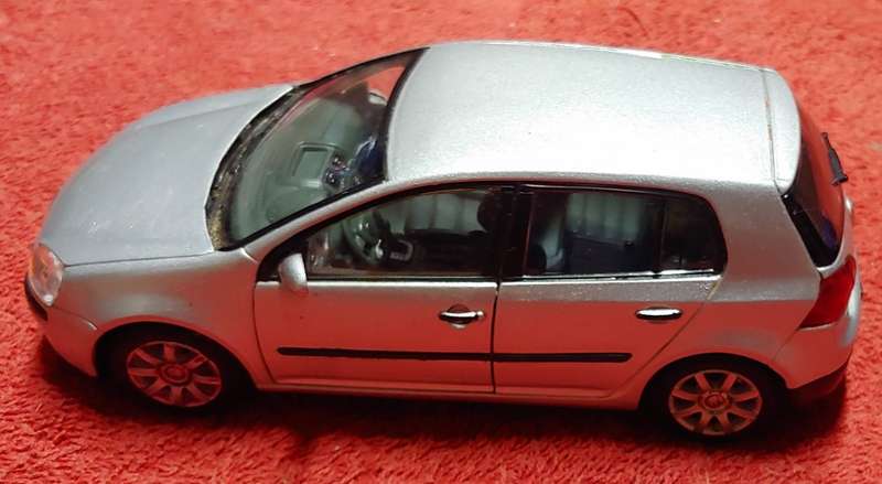 VW GOLF 5  1:24 DRIVERS SIDE WINDOW DAMAGED