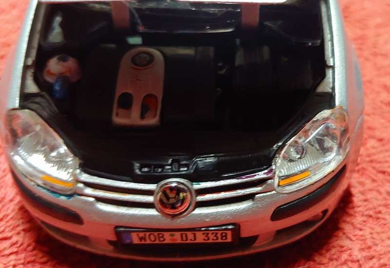 VW GOLF 5  1:24 DRIVERS SIDE WINDOW DAMAGED