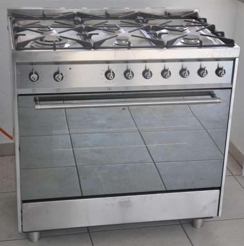 Large SMEG Gas Stove & Oven - 6 gas burners - AS NEW - STILL ON WARRANTY - PICK UP ONLY