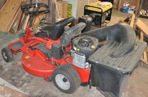 SNAPPER RER200  33" Rear Engine Petrol Ride-on Lawn Tractor - PICK UP ONLY