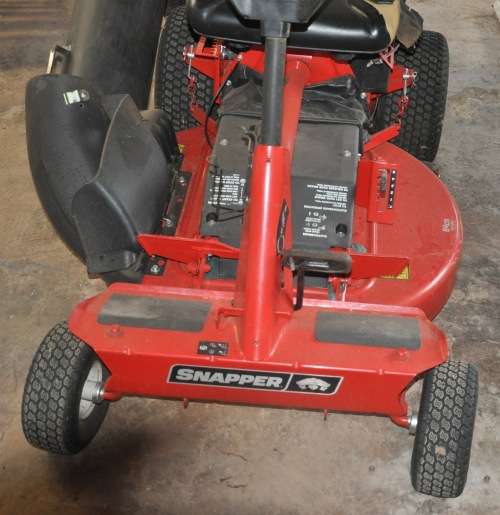 SNAPPER RER200  33" Rear Engine Petrol Ride-on Lawn Tractor - PICK UP ONLY