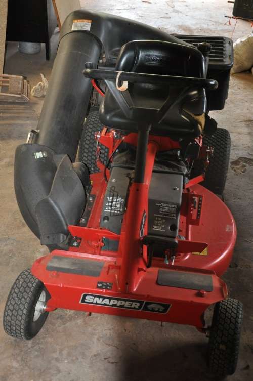 SNAPPER RER200  33" Rear Engine Petrol Ride-on Lawn Tractor - PICK UP ONLY