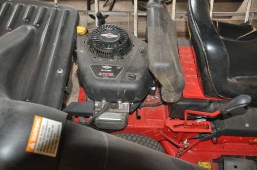 SNAPPER RER200  33" Rear Engine Petrol Ride-on Lawn Tractor - PICK UP ONLY
