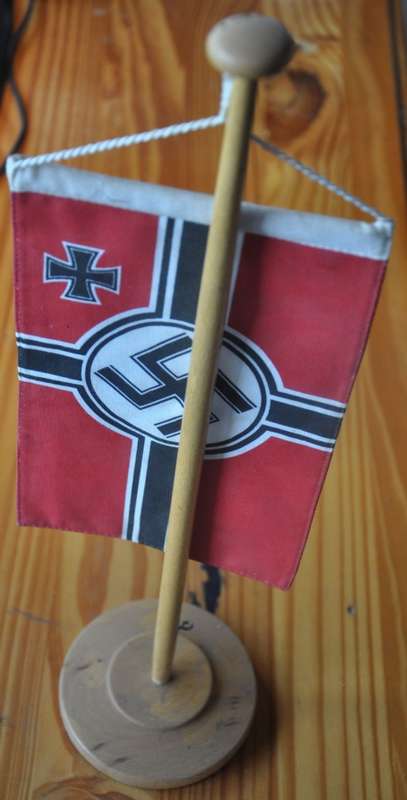 TABLE FLAG WITH FLAGPOLE - THIRD REICH WAR FLAG Swastika Hakenkreuz