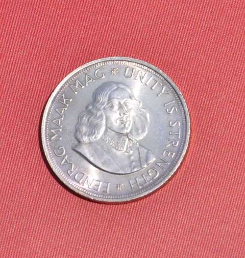 50 CENTS 1962 CROWN 50% Silver 5S - *numismatic opportunity and lucrative investment* BRILLIANT UNC
