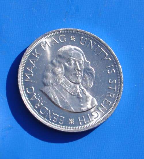 50 CENTS 1964 CROWN 50% Silver 5S ***UNC***