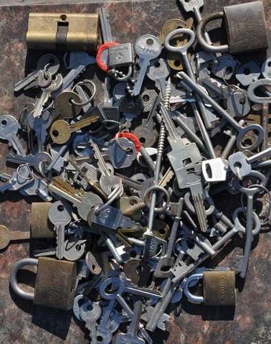 DEMANDING JOBLOT of VINTAGE KEYS as well as LOCKS et al.