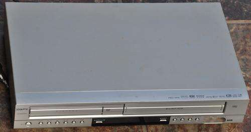 DVD/VHS PLAYER GPX VCD 8040 DivX-Y RW COMPATIBLE MP3