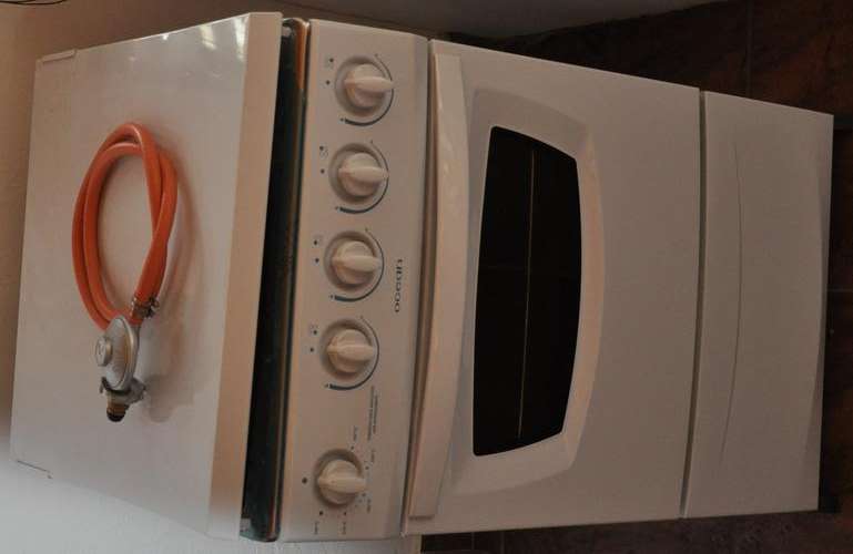 DEFY GAS STOVE/OVEN - never used new!!! - PICK UP ONLY
