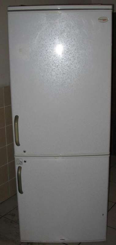 GIANT FRIDGEMASTER  combined Fridge and Freezer  FULLY WORKING CONDITION