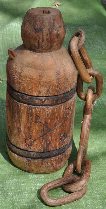 NATIVE WOODEN BOTTLE WITH CHAIN