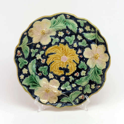 Beautiful hand painted majolica plate with floral pattern - Italy