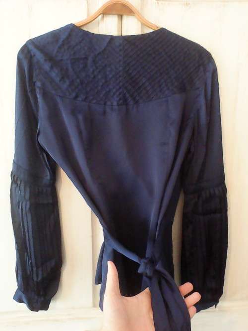 GORGEOUS SILKY BLUE WRAP AROUND TOP (SIZE 36 'DANIEL HECHTER PARIS')