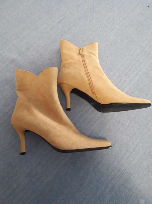 CLASSIC CREAM COLOURED ANKLE BOOTS (SIZE 7 'PLUM')