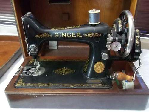Stunning Singer Sewing Machine