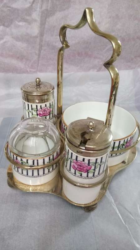 VINTAGE ROYAL ALBERT CRUET SET