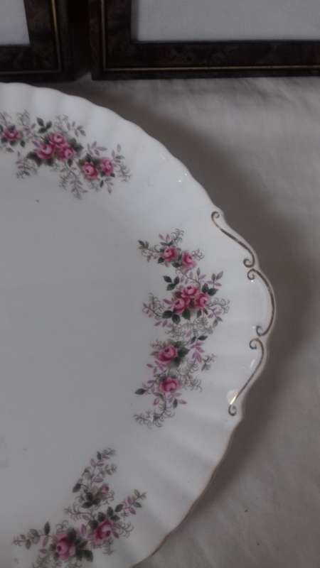 ROYAL ALBERT ASSSORTED CAKE PLATES