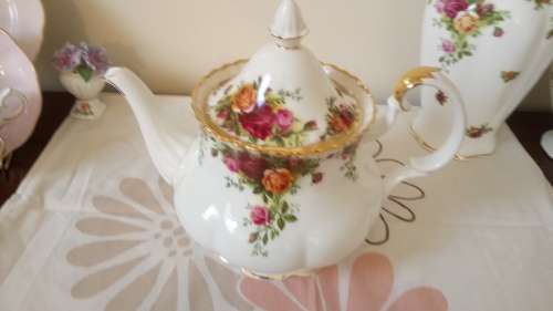 ROYAL ALBERT OLD COUNTRY ROSES LARGE TEAPOT
