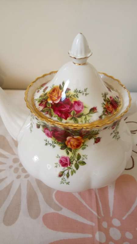 ROYAL ALBERT OLD COUNTRY ROSES LARGE TEAPOT